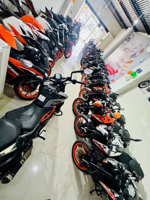 KTM Dukes and RCs, lined up and checked